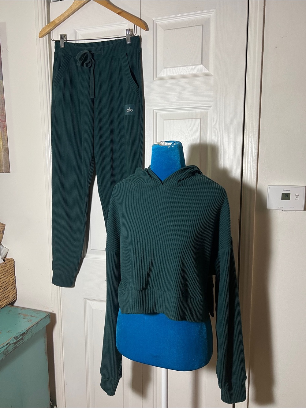 Alo Yoga Muse 2 Piece Cropped Hoodie and Jogger Set Small - Picture 3 of 8